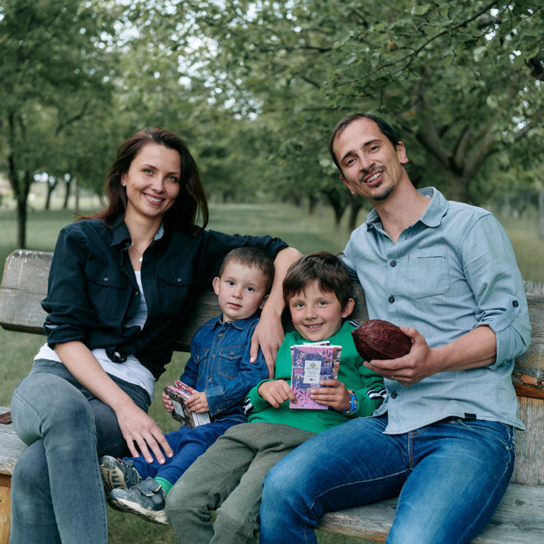 Jitka und Michal von Herufek auf Holzbank mit ihren Kindern